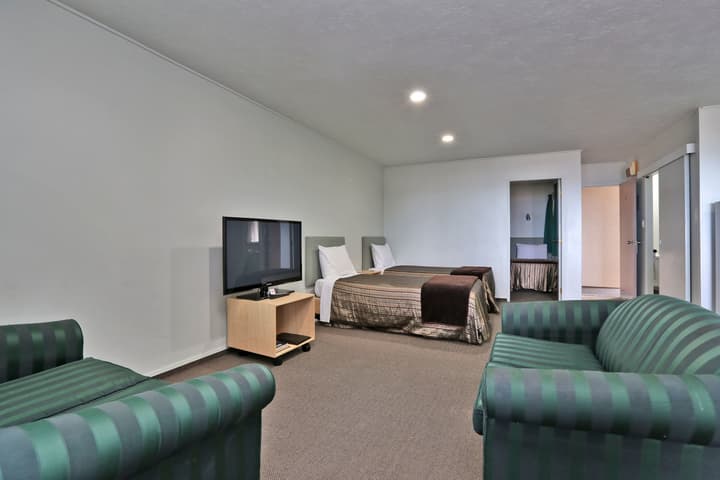 Edgewater Motor Lodge