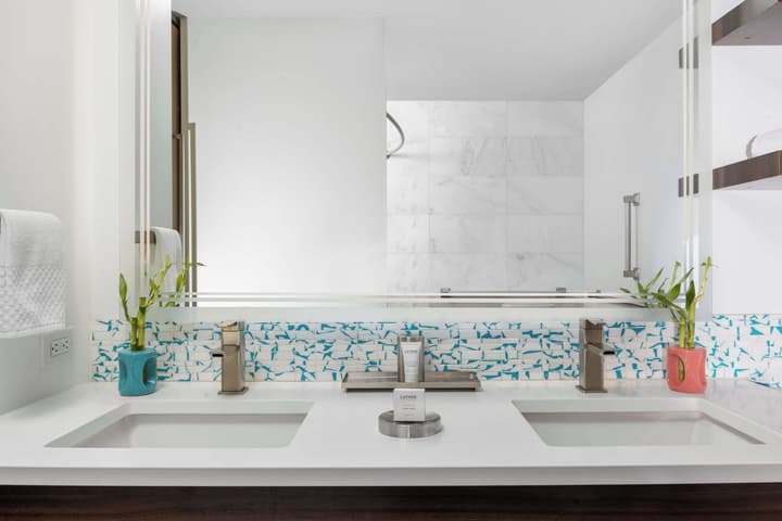 The Art Hotel Denver, Curio Collection by Hilton