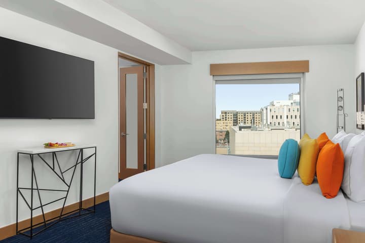 The Art Hotel Denver, Curio Collection by Hilton