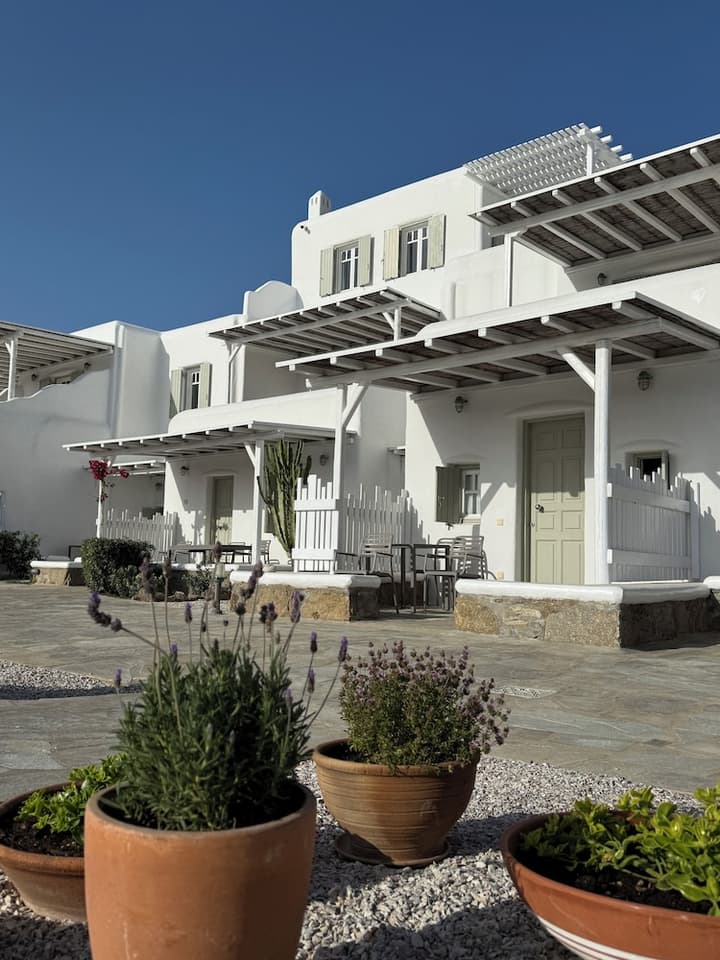 Yakinthos Residence