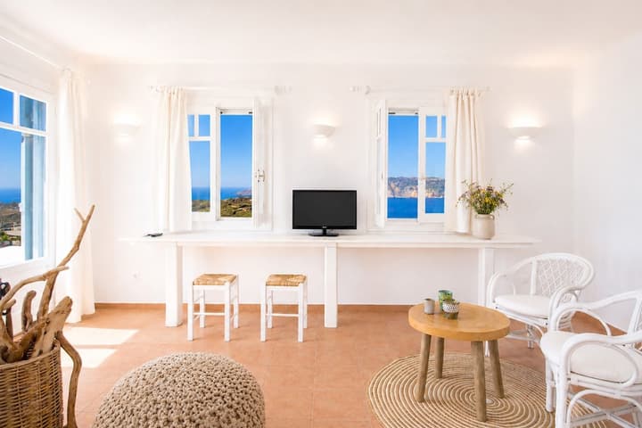 Yakinthos Residence