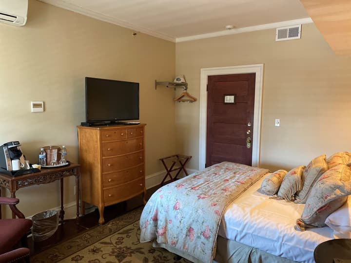 Inn at 835 Boutique Hotel