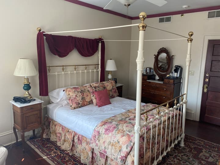 Inn at 835 Boutique Hotel