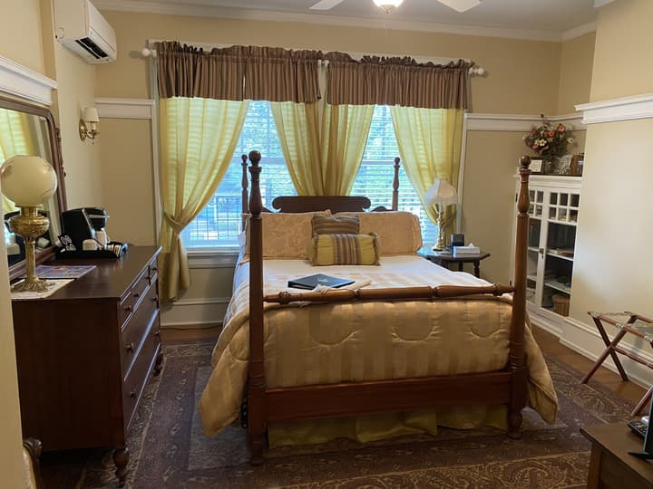 Inn at 835 Boutique Hotel