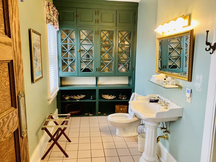 Inn at 835 Boutique Hotel
