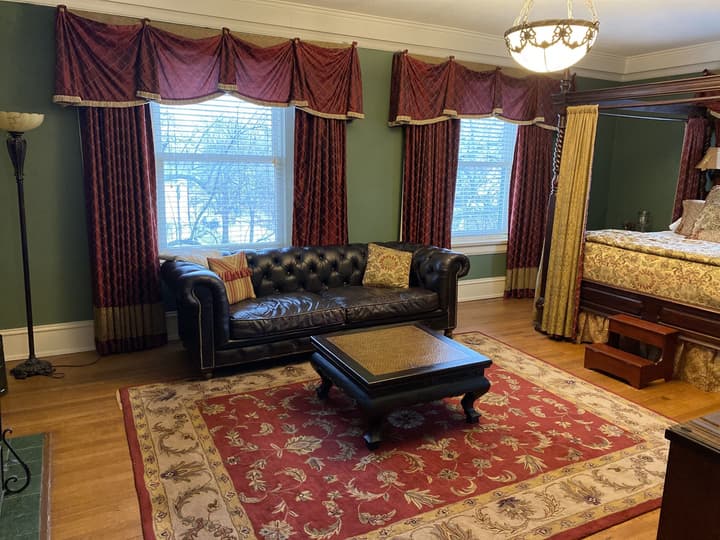 Inn at 835 Boutique Hotel