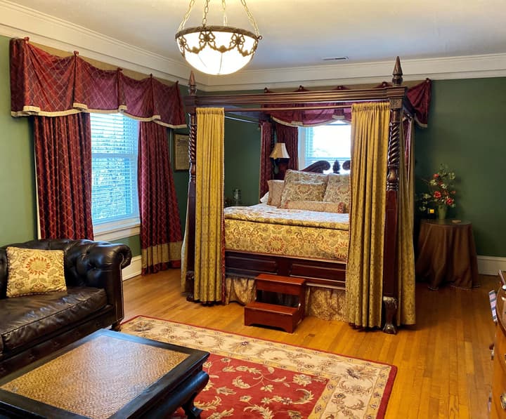 Inn at 835 Boutique Hotel