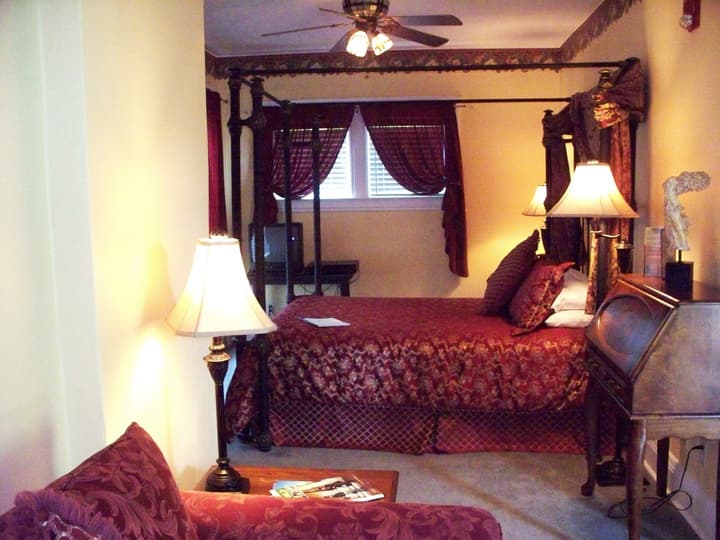 Inn at 835 Boutique Hotel