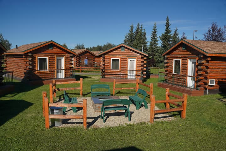 Pike's Waterfront Lodge