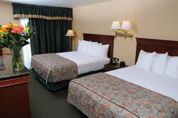 Pike's Waterfront Lodge
