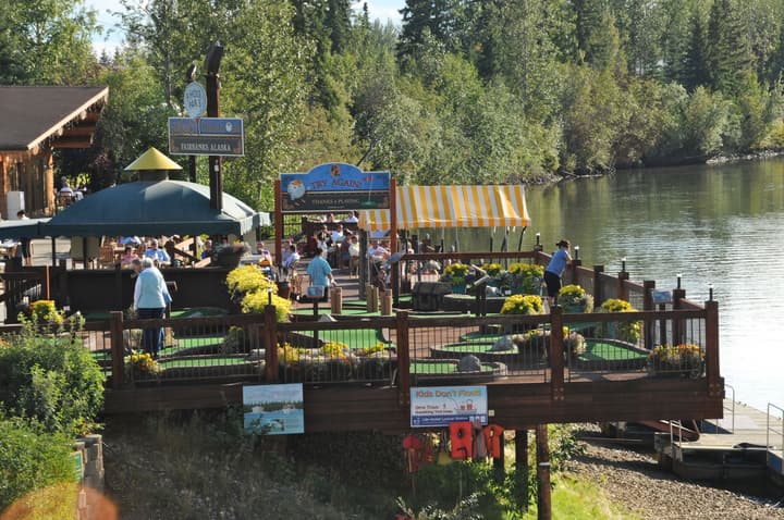 Pike's Waterfront Lodge