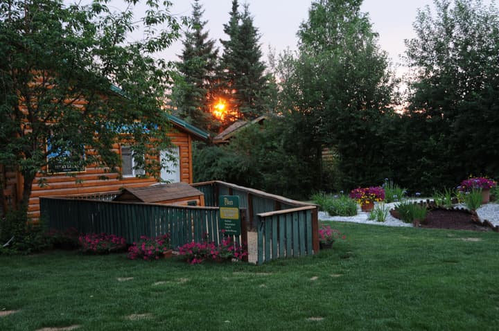 Pike's Waterfront Lodge