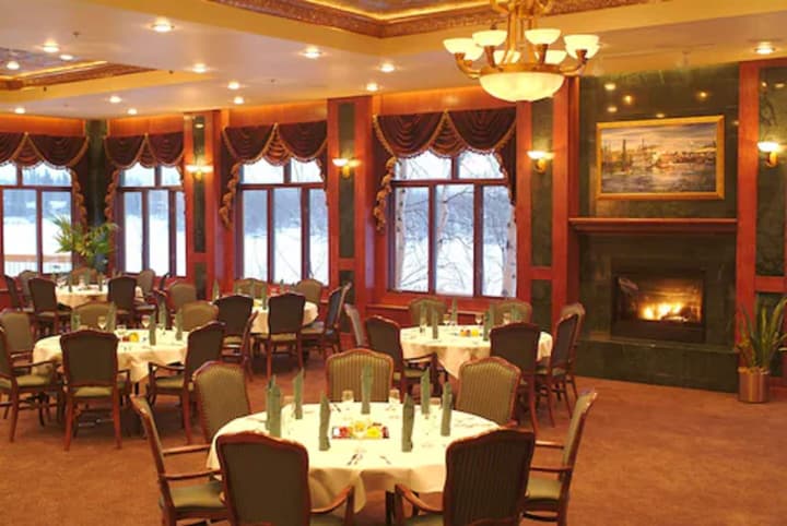 Pike's Waterfront Lodge
