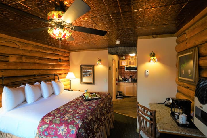 Pike's Waterfront Lodge