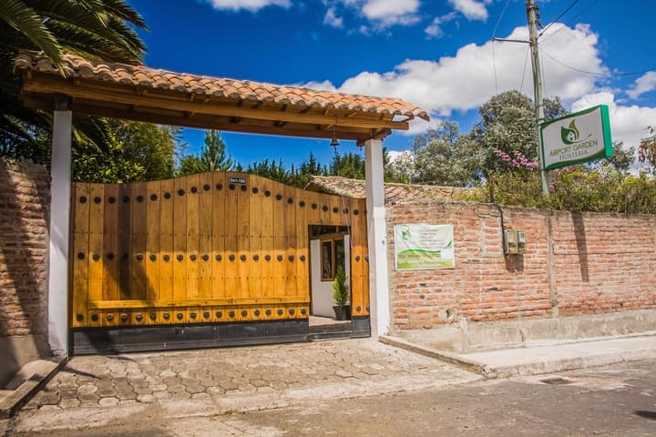 Hosteria Airport Garden