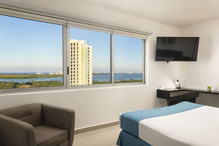 Suites Malecon Cancun