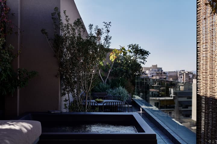 Monastik Living in Athina