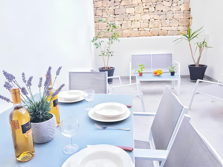 Elise Apartments