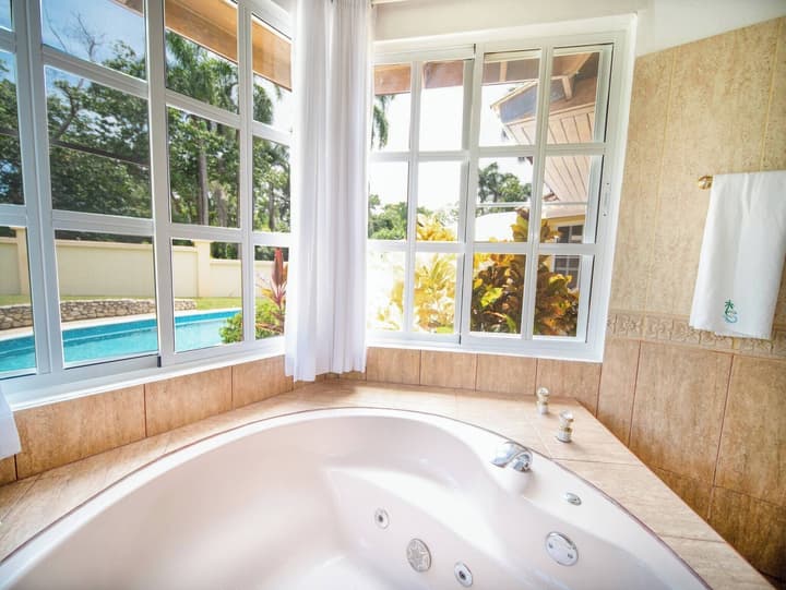 Casati Pearl House, Big House With Private Pool!