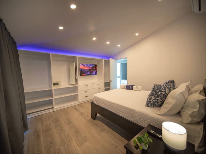 3BR Luxury Penthouse, 300m From Beach!