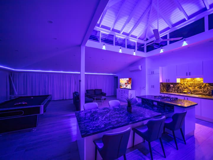 3BR Luxury Penthouse, 300m From Beach!