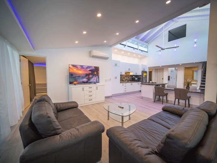 3BR Luxury Penthouse, 300m From Beach!