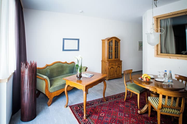 Carlton-Europe Vintage Adults Hotel