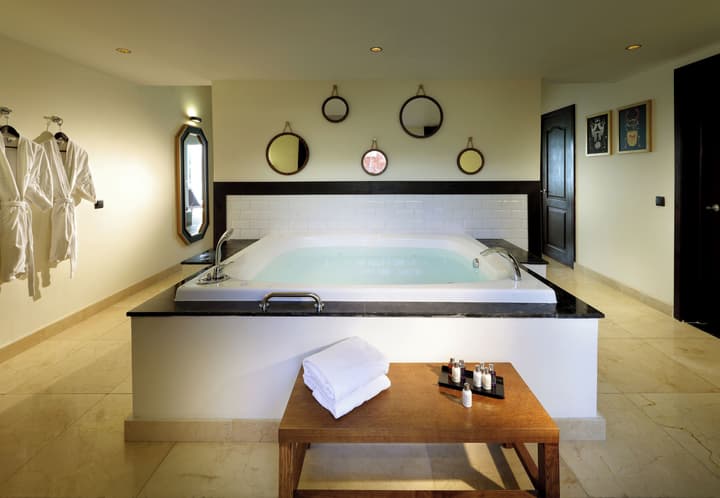 The Signature Level At Grand Palladium Lady Hamilton Resort & Spa