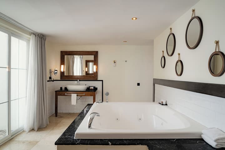 The Signature Level At Grand Palladium Lady Hamilton Resort & Spa