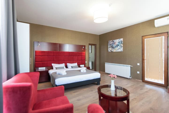 Kraveli Hotel