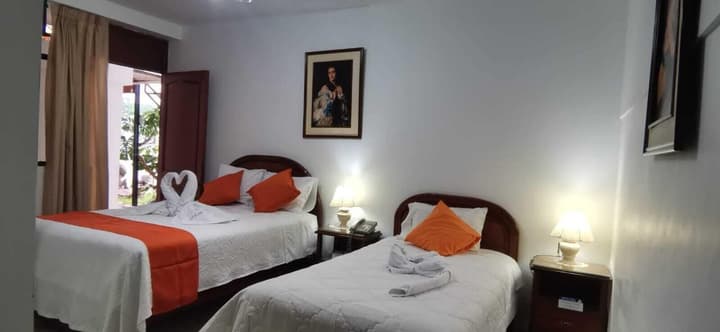 EL CUMBE INN