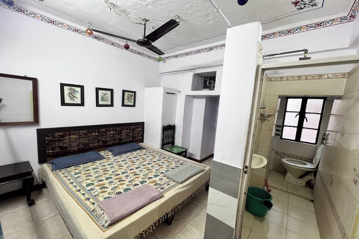 Nukkad Guest House Near Lake Pichola
