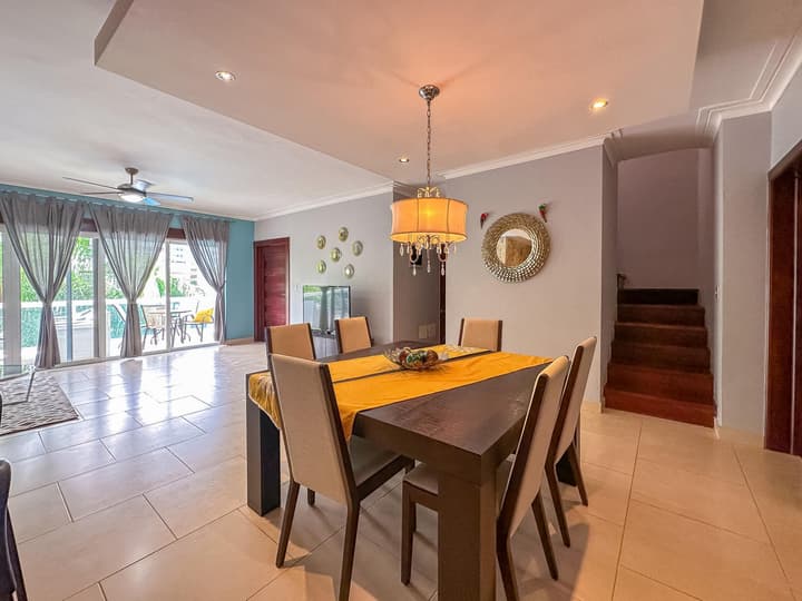 Beautiful 2 BR Apartment With BBQ