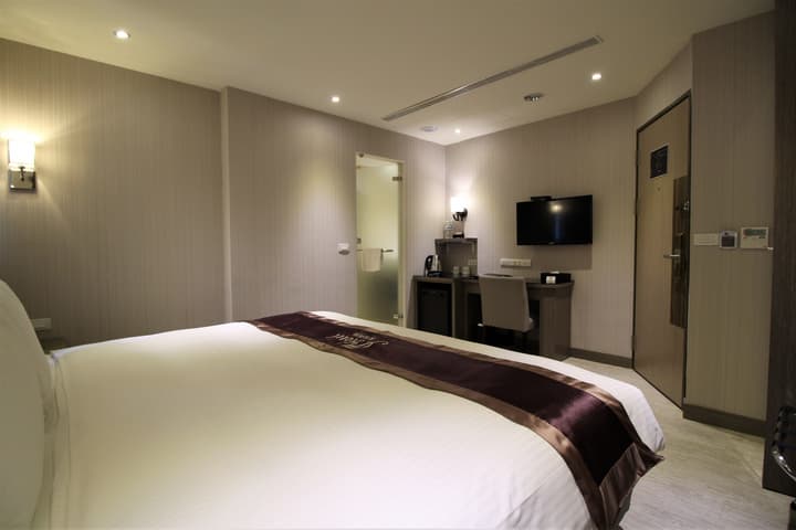 J Hotel