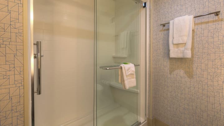 Holiday Inn Express & Suites Tulsa Midtown by IHG