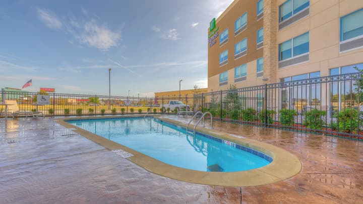 Holiday Inn Express & Suites Tulsa Midtown by IHG