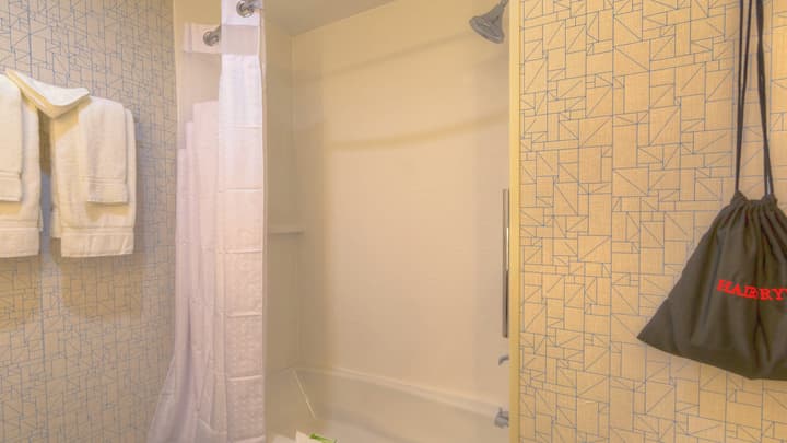 Holiday Inn Express & Suites Tulsa Midtown by IHG