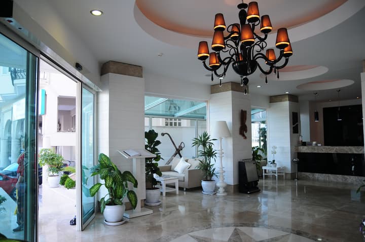 Alesta Yacht Hotel