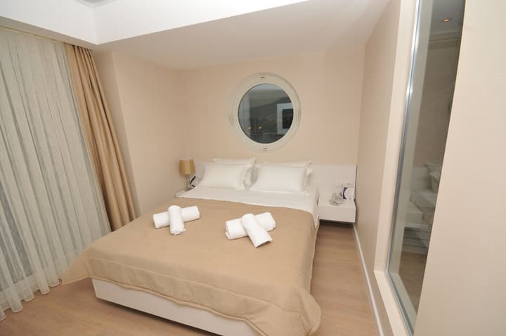 Alesta Yacht Hotel