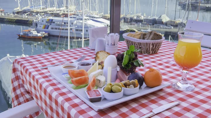 Alesta Yacht Hotel