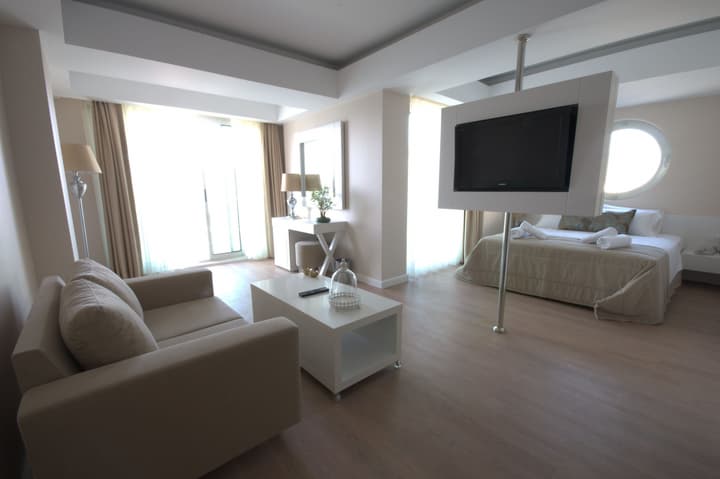 Alesta Yacht Hotel