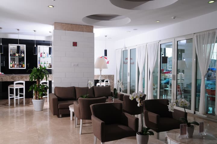 Alesta Yacht Hotel