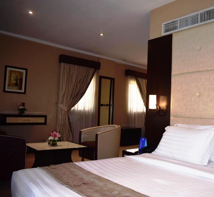 Manhattan Avenue Hotel