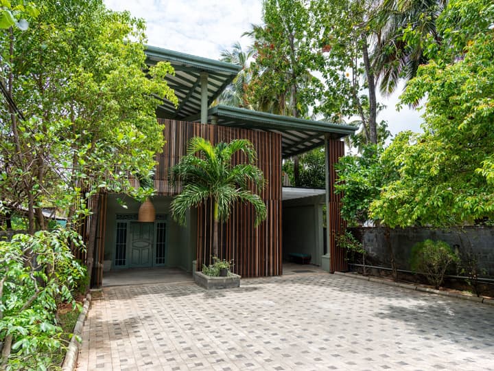 Moi Dambulla by DBI