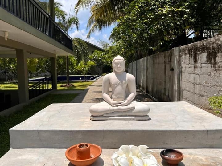Moi Dambulla by DBI