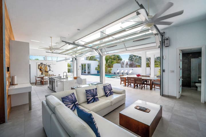 Beachside Villa, Amazing Views, Hotel Amenities v5