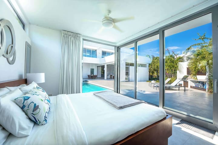 Beachside Villa, Amazing Views, Hotel Amenities v5