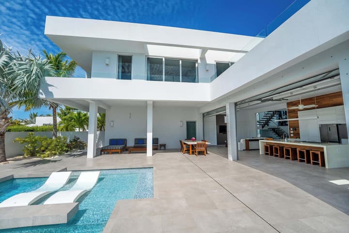 Beachside Villa, Amazing Views, Hotel Amenities v5