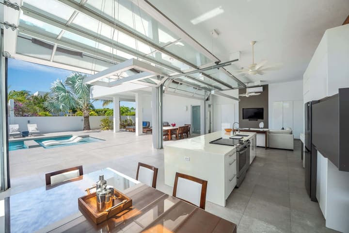Beachside Villa, Amazing Views, Hotel Amenities v5