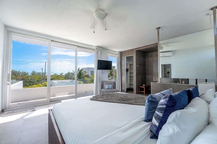 Beachside Villa, Amazing Views, Hotel Amenities v5